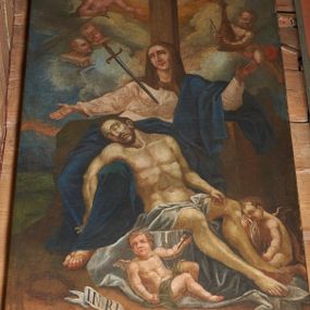 Zdjęcie nr 1: Obraz w kształcie prostokąta stojącego z przedstawieniem Piety. W centrum kompozycji Matka Boska ze zmarłym Chrystusem złożonym na jej kolanach. Maria ukazana en face, w pozycji siedzącej, z rozłożonymi szeroko rękoma, z mieczem wbitym w pierś. Głowa lekko skierowana w prawo i ku górze. Ubrana w długą, jasnoróżową suknię z długimi rękawami, granatowy płaszcz przewieszony przez lewe ramię i otulający jej nogi oraz brązowy welon na głowie. Twarz owalna z szerokim, długim nosem, małymi i drobnymi ustami oraz dużymi oczami skierowanym ku górze. Na jej kolanach złożone martwe ciało Chrystusa. Chrystus zwrócony en trois quarts w lewo, z prawą ręką przełożoną przez kolano Marii, a lewą ułożoną na lewym udzie. Głowę ma przechyloną na prawe ramię, z zastygłym wyrazem bólu, oczy zamknięte, usta lekko rozchylone, długi i szeroki nos. Twarz okala krótko przystrzyżona, ciemnobrązowa broda. Chrystus przewiązany w pasie szarym perizonium, którego końce w obfitych fałdach spływają na ziemię. Po obu stronach Chrystusa dwa aniołki trzymają w rękach gwoździe. Aniołek po prawej stronie obrazu, ukazany z lewego profilu, w pozycji klęczącej, prawą ręką ociera łzy, a w lewej trzyma gwóźdź. Aniołek po lewej stronie zwrócony jest en trois quarts w lewo, ukazany w pozycji półleżącej, z gwoździem unoszonym w lewym ręku, głową skierowaną w prawo. W dolnej partii obrazu rozrzucone Narzędzia Męki Pańskiej: korona cierniowa, titulus z literami I.N.R.I., gwoździe, młotek i obcęgi. Całość ukazana na tle dużego, prostego krzyża w kolorze brązowym. W górnej części obrazu ukazane zostały aniołki z Arma Christii oraz główki anielskie pośród obłoków.