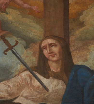 Zdjęcie nr 3: Obraz w kształcie prostokąta stojącego z przedstawieniem Piety. W centrum kompozycji Matka Boska ze zmarłym Chrystusem złożonym na jej kolanach. Maria ukazana en face, w pozycji siedzącej, z rozłożonymi szeroko rękoma, z mieczem wbitym w pierś. Głowa lekko skierowana w prawo i ku górze. Ubrana w długą, jasnoróżową suknię z długimi rękawami, granatowy płaszcz przewieszony przez lewe ramię i otulający jej nogi oraz brązowy welon na głowie. Twarz owalna z szerokim, długim nosem, małymi i drobnymi ustami oraz dużymi oczami skierowanym ku górze. Na jej kolanach złożone martwe ciało Chrystusa. Chrystus zwrócony en trois quarts w lewo, z prawą ręką przełożoną przez kolano Marii, a lewą ułożoną na lewym udzie. Głowę ma przechyloną na prawe ramię, z zastygłym wyrazem bólu, oczy zamknięte, usta lekko rozchylone, długi i szeroki nos. Twarz okala krótko przystrzyżona, ciemnobrązowa broda. Chrystus przewiązany w pasie szarym perizonium, którego końce w obfitych fałdach spływają na ziemię. Po obu stronach Chrystusa dwa aniołki trzymają w rękach gwoździe. Aniołek po prawej stronie obrazu, ukazany z lewego profilu, w pozycji klęczącej, prawą ręką ociera łzy, a w lewej trzyma gwóźdź. Aniołek po lewej stronie zwrócony jest en trois quarts w lewo, ukazany w pozycji półleżącej, z gwoździem unoszonym w lewym ręku, głową skierowaną w prawo. W dolnej partii obrazu rozrzucone Narzędzia Męki Pańskiej: korona cierniowa, titulus z literami I.N.R.I., gwoździe, młotek i obcęgi. Całość ukazana na tle dużego, prostego krzyża w kolorze brązowym. W górnej części obrazu ukazane zostały aniołki z Arma Christii oraz główki anielskie pośród obłoków.