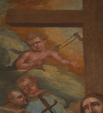 Zdjęcie nr 6: Obraz w kształcie prostokąta stojącego z przedstawieniem Piety. W centrum kompozycji Matka Boska ze zmarłym Chrystusem złożonym na jej kolanach. Maria ukazana en face, w pozycji siedzącej, z rozłożonymi szeroko rękoma, z mieczem wbitym w pierś. Głowa lekko skierowana w prawo i ku górze. Ubrana w długą, jasnoróżową suknię z długimi rękawami, granatowy płaszcz przewieszony przez lewe ramię i otulający jej nogi oraz brązowy welon na głowie. Twarz owalna z szerokim, długim nosem, małymi i drobnymi ustami oraz dużymi oczami skierowanym ku górze. Na jej kolanach złożone martwe ciało Chrystusa. Chrystus zwrócony en trois quarts w lewo, z prawą ręką przełożoną przez kolano Marii, a lewą ułożoną na lewym udzie. Głowę ma przechyloną na prawe ramię, z zastygłym wyrazem bólu, oczy zamknięte, usta lekko rozchylone, długi i szeroki nos. Twarz okala krótko przystrzyżona, ciemnobrązowa broda. Chrystus przewiązany w pasie szarym perizonium, którego końce w obfitych fałdach spływają na ziemię. Po obu stronach Chrystusa dwa aniołki trzymają w rękach gwoździe. Aniołek po prawej stronie obrazu, ukazany z lewego profilu, w pozycji klęczącej, prawą ręką ociera łzy, a w lewej trzyma gwóźdź. Aniołek po lewej stronie zwrócony jest en trois quarts w lewo, ukazany w pozycji półleżącej, z gwoździem unoszonym w lewym ręku, głową skierowaną w prawo. W dolnej partii obrazu rozrzucone Narzędzia Męki Pańskiej: korona cierniowa, titulus z literami I.N.R.I., gwoździe, młotek i obcęgi. Całość ukazana na tle dużego, prostego krzyża w kolorze brązowym. W górnej części obrazu ukazane zostały aniołki z Arma Christii oraz główki anielskie pośród obłoków.