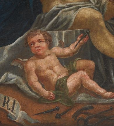 Zdjęcie nr 8: Obraz w kształcie prostokąta stojącego z przedstawieniem Piety. W centrum kompozycji Matka Boska ze zmarłym Chrystusem złożonym na jej kolanach. Maria ukazana en face, w pozycji siedzącej, z rozłożonymi szeroko rękoma, z mieczem wbitym w pierś. Głowa lekko skierowana w prawo i ku górze. Ubrana w długą, jasnoróżową suknię z długimi rękawami, granatowy płaszcz przewieszony przez lewe ramię i otulający jej nogi oraz brązowy welon na głowie. Twarz owalna z szerokim, długim nosem, małymi i drobnymi ustami oraz dużymi oczami skierowanym ku górze. Na jej kolanach złożone martwe ciało Chrystusa. Chrystus zwrócony en trois quarts w lewo, z prawą ręką przełożoną przez kolano Marii, a lewą ułożoną na lewym udzie. Głowę ma przechyloną na prawe ramię, z zastygłym wyrazem bólu, oczy zamknięte, usta lekko rozchylone, długi i szeroki nos. Twarz okala krótko przystrzyżona, ciemnobrązowa broda. Chrystus przewiązany w pasie szarym perizonium, którego końce w obfitych fałdach spływają na ziemię. Po obu stronach Chrystusa dwa aniołki trzymają w rękach gwoździe. Aniołek po prawej stronie obrazu, ukazany z lewego profilu, w pozycji klęczącej, prawą ręką ociera łzy, a w lewej trzyma gwóźdź. Aniołek po lewej stronie zwrócony jest en trois quarts w lewo, ukazany w pozycji półleżącej, z gwoździem unoszonym w lewym ręku, głową skierowaną w prawo. W dolnej partii obrazu rozrzucone Narzędzia Męki Pańskiej: korona cierniowa, titulus z literami I.N.R.I., gwoździe, młotek i obcęgi. Całość ukazana na tle dużego, prostego krzyża w kolorze brązowym. W górnej części obrazu ukazane zostały aniołki z Arma Christii oraz główki anielskie pośród obłoków.