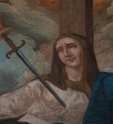 Zdjęcie nr 4: Obraz w kształcie prostokąta stojącego z przedstawieniem Piety. W centrum kompozycji Matka Boska ze zmarłym Chrystusem złożonym na jej kolanach. Maria ukazana en face, w pozycji siedzącej, z rozłożonymi szeroko rękoma, z mieczem wbitym w pierś. Głowa lekko skierowana w prawo i ku górze. Ubrana w długą, jasnoróżową suknię z długimi rękawami, granatowy płaszcz przewieszony przez lewe ramię i otulający jej nogi oraz brązowy welon na głowie. Twarz owalna z szerokim, długim nosem, małymi i drobnymi ustami oraz dużymi oczami skierowanym ku górze. Na jej kolanach złożone martwe ciało Chrystusa. Chrystus zwrócony en trois quarts w lewo, z prawą ręką przełożoną przez kolano Marii, a lewą ułożoną na lewym udzie. Głowę ma przechyloną na prawe ramię, z zastygłym wyrazem bólu, oczy zamknięte, usta lekko rozchylone, długi i szeroki nos. Twarz okala krótko przystrzyżona, ciemnobrązowa broda. Chrystus przewiązany w pasie szarym perizonium, którego końce w obfitych fałdach spływają na ziemię. Po obu stronach Chrystusa dwa aniołki trzymają w rękach gwoździe. Aniołek po prawej stronie obrazu, ukazany z lewego profilu, w pozycji klęczącej, prawą ręką ociera łzy, a w lewej trzyma gwóźdź. Aniołek po lewej stronie zwrócony jest en trois quarts w lewo, ukazany w pozycji półleżącej, z gwoździem unoszonym w lewym ręku, głową skierowaną w prawo. W dolnej partii obrazu rozrzucone Narzędzia Męki Pańskiej: korona cierniowa, titulus z literami I.N.R.I., gwoździe, młotek i obcęgi. Całość ukazana na tle dużego, prostego krzyża w kolorze brązowym. W górnej części obrazu ukazane zostały aniołki z Arma Christii oraz główki anielskie pośród obłoków.