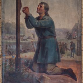 Zdjęcie nr 1: Obraz w kształcie stojącego prostokąta. W centrum kompozycji św. Izydor Oracz modlący się przed krzyżem. Święty ukazany w pozycji klęczącej, z lewego profilu, z głową lekko uniesioną, z rękoma złożonymi w geście modlitewnym. Święty ubrany w niebieską sukmanę, sięgającą do połowy uda oraz jasnoszare spodnie i ciemnobrązowe buty z wysokimi cholewami. W tle pejzaż wiejski.