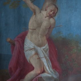 Zdjęcie nr 1: Obraz w kształcie stojącego prostokąta. Pośrodku, na tle sumarycznie oddanego pejzażu, konający św. Sebastian przywiązany do drzewa. Święty ukazany frontalnie, lekko zwrócony w lewo, z prawą ręką przywiązaną wysoko do gałęzi, lewą schowaną z tyłu. Głowa przechylona w lewo, skierowana w dół. Twarz młodzieńcza, z wysokim czołem i prostym, długim nosem, oczy i usta zamknięte. Włosy jasnobrązowe odsłaniające prawe ucho i opadające na lewe ramię. Biodra przepasane białą, długą tkaniną. W ciele utkwione strzały. W tle czerwony, rozłożysty płaszcz opadający na skałę i konar drzewa. W prawym dolnym rogu tarcza, hełm i łuk legionisty rzymskiego. Tło nieokreślone, z nisko zarysowanym horyzontem, niebo szaroniebieskie. Pośrodku w dolnej części obrazu sygnatura: m Wojciech Eliasz / w Krakowie 1856.