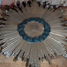 Zdjęcie nr 1: Na tle promienistej, złoconej glorii, złożonej z promieni o różnej długości, ukazane Oko Opatrzności Bożej w otoku z ciemnoniebieskich obłoków.