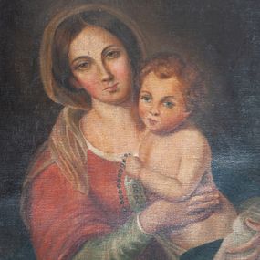Zdjęcie nr 1: Obraz w kształcie stojącego prostokąta z przedstawieniem Matki Boskiej z Dzieciątkiem. Maria ukazana frontalnie, w półpostaci, z głową lekko przechyloną na prawe ramię, obiema rękami obejmuje Dzieciątko ukazane przy jej lewym boku. Ubrana w zieloną suknię z długimi rękawami, czerwony płaszcz spięty pod szyją oraz jasnobrązowy welon odsłaniający ciemnobrązowe włosy spięte z tyłu głowy. Twarz o delikatnych rysach, ze wzrokiem skierowanym na widza, z długim i wąskim nosem, małymi ustami, delikatnie zarumienionymi policzkami. Dzieciątko zwrócone en trois quarts w prawo, z różańcem w lewej rączce. Twarz Dzieciątka owalna, z małymi ustami, krótkim i szerokim nosem. Włosy jasne, kręcone. Całość ukazana na jednolitym, ciemnobrązowym tle. Rama złocona, profilowana.