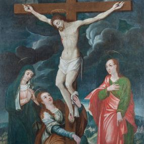 Zdjęcie nr 1: Obraz w kształcie prostokąta stojącego, kompozycja z centralnie ukazanym Chrystusem na krzyżu i stojącymi pod nim Matką Boską, Marią Magdaleną i św. Janem Ewangelistą. Chrystus zawieszony na krzyżu na silnie wyprężonych ramionach, ze stopami przebitymi jednym gwoździem. Głowa przechylona na prawe ramię i zwrócona w dół, twarz podłużna, z długim prostym nosem, okolona długimi brązowymi włosami spływającymi na plecy oraz ciemnobrązową krótką brodą. Na głowie korona cierniowa. Chrystus przewiązany białym perizonium. Na dłoniach, prawym boku i stopach ślady krwi. Krzyż drewniany, prosty, jasnobrązowy, z titulusem na pionowej belce z literami INRI. W lewej części obrazu Matka Boska zwrócona en trois quarts w lewo, w postawie stojącej, z dłońmi złożonymi w geście modlitwy. Głowa delikatnie pochylona w dół. Ubrana w długą, jasnoróżową suknię z długimi rękawami oraz niebieski płaszcz okrywający całą postać. W prawej części obrazu św. Jan Ewangelista, w postawie stojącej, ukazany z lewego półprofilu, z prawą dłonią złożoną na piersi, lewa ręka opuszczona wzdłuż ciała. Święty ubrany w długą, zieloną szatę z długimi rękawami oraz czerwony płaszcz przewieszony przez prawe ramię. Włosy długie, jasnobrązowe, falowane, spływające na plecy. Po lewej stronie, pod krzyżem św. Maria Magdalena w pozycji klęczącej, zwrócona en trois quarts w lewo, obejmuje rękami belkę krzyża, z głową uniesioną ku górze, ze wzrokiem skierowanym na Chrystusa. Święta ubrana w długą, niebieską suknię oraz jasnobrązowy płaszcz. Włosy długie, falowane, opadające na plecy i ramiona. Wokół głów postaci złote, okrągłe nimby. W tle widok miasta Jerozolimy. W górnej części obrazu skłębione ciemnoniebieskie chmury.