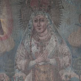 Zdjęcie nr 1: Obraz w kształcie stojącego prostokąta z przedstawieniem Matki Boskiej z La Salette. Kompozycja wieloplanowa, wielopostaciowa. Centrum kompozycji zajmuje całopostaciowe przedstawienie Matki Boskiej ukazanej en face, ze skrzyżowanymi na piersi rękoma, stojącej na kamiennym, szerokim postumencie. Maria ubrana w białą suknię z długimi rękawami; złoty fartuszek zdobiony motywem rybiej łuski; białą chustę na piersiach; białe trzewiki i welon zdobiony wzorem roślinnym. Na głowie korona w typie zamkniętym, wokół głowy złoty, okrągły nimb z promieniami w kształcie ząbków. Draperia sukni sztywna, fałdy proste, pionowe. Twarz podłużna; długi, wąski nos; duże oczy; małe usta. W głębi, po lewej stronie obrazu scena objawienia się Matki Boskiej dwójce pastuszków. Matka Boska ukazana w owalnej, żółto-czerwonej glorii umieszczonej na szarym obłoku, poniżej dwójka klęczących pastuszków. Pastuszkowie przedstawieni ze złożonymi w geście modlitwy rękoma, z głowami skierowanymi w stronę Matki Boskiej. Przed nimi ukazane pasące się bydło.Po prawej stronie obrazu scena zaśnięcia pastuszków i siedzącej na kamiennym postumencie Matki Boskiej. W górnej partii obrazu, po prawej stronie trzy uskrzydlone główki aniołków w obłokach. W tle widoczna miejscowość La Salette, pojedyncze drzewa i góry.