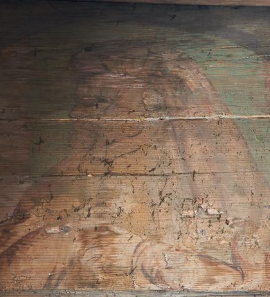 Zdjęcie nr 11: Prezbiterium. Strop pokryty dekoracją malarską imitującą kasetony wypełnione rozetami oraz umieszczonymi pomiędzy nimi krzyżami wypełnionymi liśćmi na ramionach i rozetami na skrzyżowaniu. Na ścianach bocznych prezbiterium, w arkadach podtrzymywanych przez kolumny popiersia apostołów oraz popiersia mężczyzn w strojach szlacheckich ukazane na tle zielonych obić (genealogia Chrystusa). Pod nimi fryz z łacińskimi napisami od dołu zdobiony girlandami z uskrzydlonymi główkami anielskimi oraz puklowanymi wazami. Na ścianach również herby: m.in. Łabędź, Jastrzębiec.  Nawa główna. Strop pokryty dekoracją malarską imitującą kasetony z rozetami. Na ścianach bocznych nawy głównej: na ścianie północnej cykl pasyjny w kwadratowych obramieniach z przedstawieniami: Modlitwa w Ogrojcu, Biczowanie Chrystusa, Chrystus Umęczony, Ecce Homo, Upadek pod krzyżem oraz słabo czytelny cykl maryjny z przedstawieniami: Zwiastowanie, Boże Narodzenie, Hołd Trzech Króli oraz Ucieczka do Egiptu i Rzeź niewiniątek, Jezus nauczający w świątyni. Na ścianie południowej nawy w arkadach umieszczono przedstawienia św. Wojciecha z wiosłem i św. Stanisława z Piotrowinem. Na balustradzie chóru muzycznego zachowały się częściowo trzy sceny ilustrujące przypowieść o bogaczu i Łazarzu oraz data: 1562. Kolorystyka pastelowa z przewagą zieleni, beżu i czerwieni z mocno zaznaczonymi konturami.