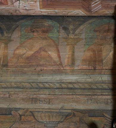 Zdjęcie nr 2: Prezbiterium. Strop pokryty dekoracją malarską imitującą kasetony wypełnione rozetami oraz umieszczonymi pomiędzy nimi krzyżami wypełnionymi liśćmi na ramionach i rozetami na skrzyżowaniu. Na ścianach bocznych prezbiterium, w arkadach podtrzymywanych przez kolumny popiersia apostołów oraz popiersia mężczyzn w strojach szlacheckich ukazane na tle zielonych obić (genealogia Chrystusa). Pod nimi fryz z łacińskimi napisami od dołu zdobiony girlandami z uskrzydlonymi główkami anielskimi oraz puklowanymi wazami. Na ścianach również herby: m.in. Łabędź, Jastrzębiec.  Nawa główna. Strop pokryty dekoracją malarską imitującą kasetony z rozetami. Na ścianach bocznych nawy głównej: na ścianie północnej cykl pasyjny w kwadratowych obramieniach z przedstawieniami: Modlitwa w Ogrojcu, Biczowanie Chrystusa, Chrystus Umęczony, Ecce Homo, Upadek pod krzyżem oraz słabo czytelny cykl maryjny z przedstawieniami: Zwiastowanie, Boże Narodzenie, Hołd Trzech Króli oraz Ucieczka do Egiptu i Rzeź niewiniątek, Jezus nauczający w świątyni. Na ścianie południowej nawy w arkadach umieszczono przedstawienia św. Wojciecha z wiosłem i św. Stanisława z Piotrowinem. Na balustradzie chóru muzycznego zachowały się częściowo trzy sceny ilustrujące przypowieść o bogaczu i Łazarzu oraz data: 1562. Kolorystyka pastelowa z przewagą zieleni, beżu i czerwieni z mocno zaznaczonymi konturami.