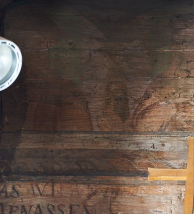 Zdjęcie nr 13: Prezbiterium. Strop pokryty dekoracją malarską imitującą kasetony wypełnione rozetami oraz umieszczonymi pomiędzy nimi krzyżami wypełnionymi liśćmi na ramionach i rozetami na skrzyżowaniu. Na ścianach bocznych prezbiterium, w arkadach podtrzymywanych przez kolumny popiersia apostołów oraz popiersia mężczyzn w strojach szlacheckich ukazane na tle zielonych obić (genealogia Chrystusa). Pod nimi fryz z łacińskimi napisami od dołu zdobiony girlandami z uskrzydlonymi główkami anielskimi oraz puklowanymi wazami. Na ścianach również herby: m.in. Łabędź, Jastrzębiec.  Nawa główna. Strop pokryty dekoracją malarską imitującą kasetony z rozetami. Na ścianach bocznych nawy głównej: na ścianie północnej cykl pasyjny w kwadratowych obramieniach z przedstawieniami: Modlitwa w Ogrojcu, Biczowanie Chrystusa, Chrystus Umęczony, Ecce Homo, Upadek pod krzyżem oraz słabo czytelny cykl maryjny z przedstawieniami: Zwiastowanie, Boże Narodzenie, Hołd Trzech Króli oraz Ucieczka do Egiptu i Rzeź niewiniątek, Jezus nauczający w świątyni. Na ścianie południowej nawy w arkadach umieszczono przedstawienia św. Wojciecha z wiosłem i św. Stanisława z Piotrowinem. Na balustradzie chóru muzycznego zachowały się częściowo trzy sceny ilustrujące przypowieść o bogaczu i Łazarzu oraz data: 1562. Kolorystyka pastelowa z przewagą zieleni, beżu i czerwieni z mocno zaznaczonymi konturami.