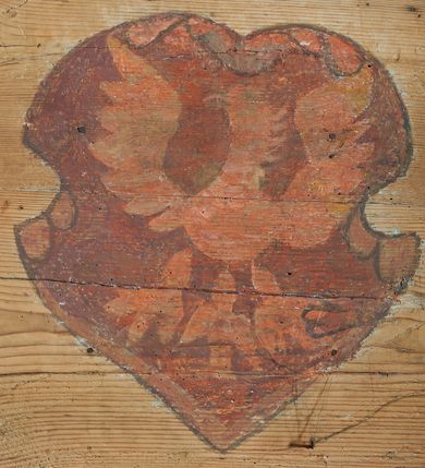 Zdjęcie nr 32: Prezbiterium. Strop pokryty dekoracją malarską imitującą kasetony wypełnione rozetami oraz umieszczonymi pomiędzy nimi krzyżami wypełnionymi liśćmi na ramionach i rozetami na skrzyżowaniu. Na ścianach bocznych prezbiterium, w arkadach podtrzymywanych przez kolumny popiersia apostołów oraz popiersia mężczyzn w strojach szlacheckich ukazane na tle zielonych obić (genealogia Chrystusa). Pod nimi fryz z łacińskimi napisami od dołu zdobiony girlandami z uskrzydlonymi główkami anielskimi oraz puklowanymi wazami. Na ścianach również herby: m.in. Łabędź, Jastrzębiec.  Nawa główna. Strop pokryty dekoracją malarską imitującą kasetony z rozetami. Na ścianach bocznych nawy głównej: na ścianie północnej cykl pasyjny w kwadratowych obramieniach z przedstawieniami: Modlitwa w Ogrojcu, Biczowanie Chrystusa, Chrystus Umęczony, Ecce Homo, Upadek pod krzyżem oraz słabo czytelny cykl maryjny z przedstawieniami: Zwiastowanie, Boże Narodzenie, Hołd Trzech Króli oraz Ucieczka do Egiptu i Rzeź niewiniątek, Jezus nauczający w świątyni. Na ścianie południowej nawy w arkadach umieszczono przedstawienia św. Wojciecha z wiosłem i św. Stanisława z Piotrowinem. Na balustradzie chóru muzycznego zachowały się częściowo trzy sceny ilustrujące przypowieść o bogaczu i Łazarzu oraz data: 1562. Kolorystyka pastelowa z przewagą zieleni, beżu i czerwieni z mocno zaznaczonymi konturami.