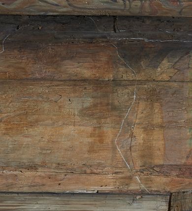 Zdjęcie nr 24: Prezbiterium. Strop pokryty dekoracją malarską imitującą kasetony wypełnione rozetami oraz umieszczonymi pomiędzy nimi krzyżami wypełnionymi liśćmi na ramionach i rozetami na skrzyżowaniu. Na ścianach bocznych prezbiterium, w arkadach podtrzymywanych przez kolumny popiersia apostołów oraz popiersia mężczyzn w strojach szlacheckich ukazane na tle zielonych obić (genealogia Chrystusa). Pod nimi fryz z łacińskimi napisami od dołu zdobiony girlandami z uskrzydlonymi główkami anielskimi oraz puklowanymi wazami. Na ścianach również herby: m.in. Łabędź, Jastrzębiec.  Nawa główna. Strop pokryty dekoracją malarską imitującą kasetony z rozetami. Na ścianach bocznych nawy głównej: na ścianie północnej cykl pasyjny w kwadratowych obramieniach z przedstawieniami: Modlitwa w Ogrojcu, Biczowanie Chrystusa, Chrystus Umęczony, Ecce Homo, Upadek pod krzyżem oraz słabo czytelny cykl maryjny z przedstawieniami: Zwiastowanie, Boże Narodzenie, Hołd Trzech Króli oraz Ucieczka do Egiptu i Rzeź niewiniątek, Jezus nauczający w świątyni. Na ścianie południowej nawy w arkadach umieszczono przedstawienia św. Wojciecha z wiosłem i św. Stanisława z Piotrowinem. Na balustradzie chóru muzycznego zachowały się częściowo trzy sceny ilustrujące przypowieść o bogaczu i Łazarzu oraz data: 1562. Kolorystyka pastelowa z przewagą zieleni, beżu i czerwieni z mocno zaznaczonymi konturami.