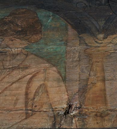 Zdjęcie nr 7: Prezbiterium. Strop pokryty dekoracją malarską imitującą kasetony wypełnione rozetami oraz umieszczonymi pomiędzy nimi krzyżami wypełnionymi liśćmi na ramionach i rozetami na skrzyżowaniu. Na ścianach bocznych prezbiterium, w arkadach podtrzymywanych przez kolumny popiersia apostołów oraz popiersia mężczyzn w strojach szlacheckich ukazane na tle zielonych obić (genealogia Chrystusa). Pod nimi fryz z łacińskimi napisami od dołu zdobiony girlandami z uskrzydlonymi główkami anielskimi oraz puklowanymi wazami. Na ścianach również herby: m.in. Łabędź, Jastrzębiec.  Nawa główna. Strop pokryty dekoracją malarską imitującą kasetony z rozetami. Na ścianach bocznych nawy głównej: na ścianie północnej cykl pasyjny w kwadratowych obramieniach z przedstawieniami: Modlitwa w Ogrojcu, Biczowanie Chrystusa, Chrystus Umęczony, Ecce Homo, Upadek pod krzyżem oraz słabo czytelny cykl maryjny z przedstawieniami: Zwiastowanie, Boże Narodzenie, Hołd Trzech Króli oraz Ucieczka do Egiptu i Rzeź niewiniątek, Jezus nauczający w świątyni. Na ścianie południowej nawy w arkadach umieszczono przedstawienia św. Wojciecha z wiosłem i św. Stanisława z Piotrowinem. Na balustradzie chóru muzycznego zachowały się częściowo trzy sceny ilustrujące przypowieść o bogaczu i Łazarzu oraz data: 1562. Kolorystyka pastelowa z przewagą zieleni, beżu i czerwieni z mocno zaznaczonymi konturami.