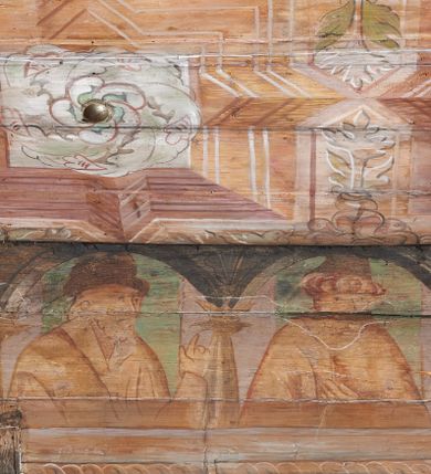 Zdjęcie nr 1: Prezbiterium. Strop pokryty dekoracją malarską imitującą kasetony wypełnione rozetami oraz umieszczonymi pomiędzy nimi krzyżami wypełnionymi liśćmi na ramionach i rozetami na skrzyżowaniu. Na ścianach bocznych prezbiterium, w arkadach podtrzymywanych przez kolumny popiersia apostołów oraz popiersia mężczyzn w strojach szlacheckich ukazane na tle zielonych obić (genealogia Chrystusa). Pod nimi fryz z łacińskimi napisami od dołu zdobiony girlandami z uskrzydlonymi główkami anielskimi oraz puklowanymi wazami. Na ścianach również herby: m.in. Łabędź, Jastrzębiec.  Nawa główna. Strop pokryty dekoracją malarską imitującą kasetony z rozetami. Na ścianach bocznych nawy głównej: na ścianie północnej cykl pasyjny w kwadratowych obramieniach z przedstawieniami: Modlitwa w Ogrojcu, Biczowanie Chrystusa, Chrystus Umęczony, Ecce Homo, Upadek pod krzyżem oraz słabo czytelny cykl maryjny z przedstawieniami: Zwiastowanie, Boże Narodzenie, Hołd Trzech Króli oraz Ucieczka do Egiptu i Rzeź niewiniątek, Jezus nauczający w świątyni. Na ścianie południowej nawy w arkadach umieszczono przedstawienia św. Wojciecha z wiosłem i św. Stanisława z Piotrowinem. Na balustradzie chóru muzycznego zachowały się częściowo trzy sceny ilustrujące przypowieść o bogaczu i Łazarzu oraz data: 1562. Kolorystyka pastelowa z przewagą zieleni, beżu i czerwieni z mocno zaznaczonymi konturami.