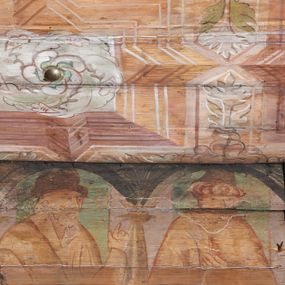 Zdjęcie nr 1: Prezbiterium. Strop pokryty dekoracją malarską imitującą kasetony wypełnione rozetami oraz umieszczonymi pomiędzy nimi krzyżami wypełnionymi liśćmi na ramionach i rozetami na skrzyżowaniu. Na ścianach bocznych prezbiterium, w arkadach podtrzymywanych przez kolumny popiersia apostołów oraz popiersia mężczyzn w strojach szlacheckich ukazane na tle zielonych obić (genealogia Chrystusa). Pod nimi fryz z łacińskimi napisami od dołu zdobiony girlandami z uskrzydlonymi główkami anielskimi oraz puklowanymi wazami. Na ścianach również herby: m.in. Łabędź, Jastrzębiec.  Nawa główna. Strop pokryty dekoracją malarską imitującą kasetony z rozetami. Na ścianach bocznych nawy głównej: na ścianie północnej cykl pasyjny w kwadratowych obramieniach z przedstawieniami: Modlitwa w Ogrojcu, Biczowanie Chrystusa, Chrystus Umęczony, Ecce Homo, Upadek pod krzyżem oraz słabo czytelny cykl maryjny z przedstawieniami: Zwiastowanie, Boże Narodzenie, Hołd Trzech Króli oraz Ucieczka do Egiptu i Rzeź niewiniątek, Jezus nauczający w świątyni. Na ścianie południowej nawy w arkadach umieszczono przedstawienia św. Wojciecha z wiosłem i św. Stanisława z Piotrowinem. Na balustradzie chóru muzycznego zachowały się częściowo trzy sceny ilustrujące przypowieść o bogaczu i Łazarzu oraz data: 1562. Kolorystyka pastelowa z przewagą zieleni, beżu i czerwieni z mocno zaznaczonymi konturami.