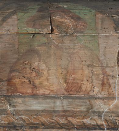 Zdjęcie nr 6: Prezbiterium. Strop pokryty dekoracją malarską imitującą kasetony wypełnione rozetami oraz umieszczonymi pomiędzy nimi krzyżami wypełnionymi liśćmi na ramionach i rozetami na skrzyżowaniu. Na ścianach bocznych prezbiterium, w arkadach podtrzymywanych przez kolumny popiersia apostołów oraz popiersia mężczyzn w strojach szlacheckich ukazane na tle zielonych obić (genealogia Chrystusa). Pod nimi fryz z łacińskimi napisami od dołu zdobiony girlandami z uskrzydlonymi główkami anielskimi oraz puklowanymi wazami. Na ścianach również herby: m.in. Łabędź, Jastrzębiec.  Nawa główna. Strop pokryty dekoracją malarską imitującą kasetony z rozetami. Na ścianach bocznych nawy głównej: na ścianie północnej cykl pasyjny w kwadratowych obramieniach z przedstawieniami: Modlitwa w Ogrojcu, Biczowanie Chrystusa, Chrystus Umęczony, Ecce Homo, Upadek pod krzyżem oraz słabo czytelny cykl maryjny z przedstawieniami: Zwiastowanie, Boże Narodzenie, Hołd Trzech Króli oraz Ucieczka do Egiptu i Rzeź niewiniątek, Jezus nauczający w świątyni. Na ścianie południowej nawy w arkadach umieszczono przedstawienia św. Wojciecha z wiosłem i św. Stanisława z Piotrowinem. Na balustradzie chóru muzycznego zachowały się częściowo trzy sceny ilustrujące przypowieść o bogaczu i Łazarzu oraz data: 1562. Kolorystyka pastelowa z przewagą zieleni, beżu i czerwieni z mocno zaznaczonymi konturami.