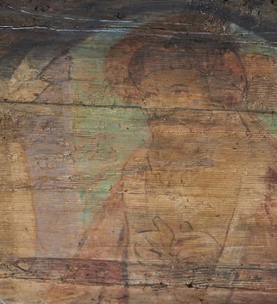 Zdjęcie nr 25: Prezbiterium. Strop pokryty dekoracją malarską imitującą kasetony wypełnione rozetami oraz umieszczonymi pomiędzy nimi krzyżami wypełnionymi liśćmi na ramionach i rozetami na skrzyżowaniu. Na ścianach bocznych prezbiterium, w arkadach podtrzymywanych przez kolumny popiersia apostołów oraz popiersia mężczyzn w strojach szlacheckich ukazane na tle zielonych obić (genealogia Chrystusa). Pod nimi fryz z łacińskimi napisami od dołu zdobiony girlandami z uskrzydlonymi główkami anielskimi oraz puklowanymi wazami. Na ścianach również herby: m.in. Łabędź, Jastrzębiec.  Nawa główna. Strop pokryty dekoracją malarską imitującą kasetony z rozetami. Na ścianach bocznych nawy głównej: na ścianie północnej cykl pasyjny w kwadratowych obramieniach z przedstawieniami: Modlitwa w Ogrojcu, Biczowanie Chrystusa, Chrystus Umęczony, Ecce Homo, Upadek pod krzyżem oraz słabo czytelny cykl maryjny z przedstawieniami: Zwiastowanie, Boże Narodzenie, Hołd Trzech Króli oraz Ucieczka do Egiptu i Rzeź niewiniątek, Jezus nauczający w świątyni. Na ścianie południowej nawy w arkadach umieszczono przedstawienia św. Wojciecha z wiosłem i św. Stanisława z Piotrowinem. Na balustradzie chóru muzycznego zachowały się częściowo trzy sceny ilustrujące przypowieść o bogaczu i Łazarzu oraz data: 1562. Kolorystyka pastelowa z przewagą zieleni, beżu i czerwieni z mocno zaznaczonymi konturami.