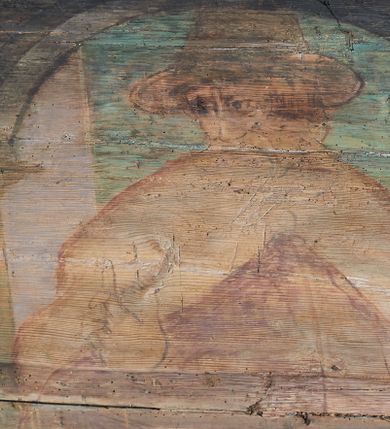 Zdjęcie nr 33: Prezbiterium. Strop pokryty dekoracją malarską imitującą kasetony wypełnione rozetami oraz umieszczonymi pomiędzy nimi krzyżami wypełnionymi liśćmi na ramionach i rozetami na skrzyżowaniu. Na ścianach bocznych prezbiterium, w arkadach podtrzymywanych przez kolumny popiersia apostołów oraz popiersia mężczyzn w strojach szlacheckich ukazane na tle zielonych obić (genealogia Chrystusa). Pod nimi fryz z łacińskimi napisami od dołu zdobiony girlandami z uskrzydlonymi główkami anielskimi oraz puklowanymi wazami. Na ścianach również herby: m.in. Łabędź, Jastrzębiec.  Nawa główna. Strop pokryty dekoracją malarską imitującą kasetony z rozetami. Na ścianach bocznych nawy głównej: na ścianie północnej cykl pasyjny w kwadratowych obramieniach z przedstawieniami: Modlitwa w Ogrojcu, Biczowanie Chrystusa, Chrystus Umęczony, Ecce Homo, Upadek pod krzyżem oraz słabo czytelny cykl maryjny z przedstawieniami: Zwiastowanie, Boże Narodzenie, Hołd Trzech Króli oraz Ucieczka do Egiptu i Rzeź niewiniątek, Jezus nauczający w świątyni. Na ścianie południowej nawy w arkadach umieszczono przedstawienia św. Wojciecha z wiosłem i św. Stanisława z Piotrowinem. Na balustradzie chóru muzycznego zachowały się częściowo trzy sceny ilustrujące przypowieść o bogaczu i Łazarzu oraz data: 1562. Kolorystyka pastelowa z przewagą zieleni, beżu i czerwieni z mocno zaznaczonymi konturami.