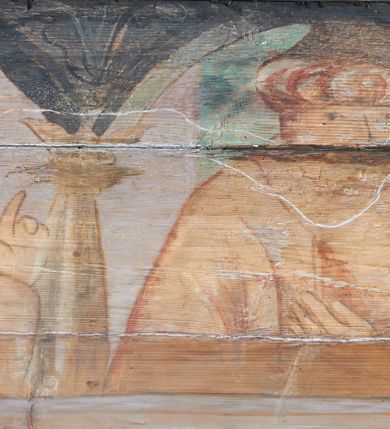 Zdjęcie nr 3: Prezbiterium. Strop pokryty dekoracją malarską imitującą kasetony wypełnione rozetami oraz umieszczonymi pomiędzy nimi krzyżami wypełnionymi liśćmi na ramionach i rozetami na skrzyżowaniu. Na ścianach bocznych prezbiterium, w arkadach podtrzymywanych przez kolumny popiersia apostołów oraz popiersia mężczyzn w strojach szlacheckich ukazane na tle zielonych obić (genealogia Chrystusa). Pod nimi fryz z łacińskimi napisami od dołu zdobiony girlandami z uskrzydlonymi główkami anielskimi oraz puklowanymi wazami. Na ścianach również herby: m.in. Łabędź, Jastrzębiec.  Nawa główna. Strop pokryty dekoracją malarską imitującą kasetony z rozetami. Na ścianach bocznych nawy głównej: na ścianie północnej cykl pasyjny w kwadratowych obramieniach z przedstawieniami: Modlitwa w Ogrojcu, Biczowanie Chrystusa, Chrystus Umęczony, Ecce Homo, Upadek pod krzyżem oraz słabo czytelny cykl maryjny z przedstawieniami: Zwiastowanie, Boże Narodzenie, Hołd Trzech Króli oraz Ucieczka do Egiptu i Rzeź niewiniątek, Jezus nauczający w świątyni. Na ścianie południowej nawy w arkadach umieszczono przedstawienia św. Wojciecha z wiosłem i św. Stanisława z Piotrowinem. Na balustradzie chóru muzycznego zachowały się częściowo trzy sceny ilustrujące przypowieść o bogaczu i Łazarzu oraz data: 1562. Kolorystyka pastelowa z przewagą zieleni, beżu i czerwieni z mocno zaznaczonymi konturami.