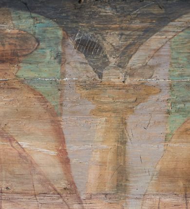 Zdjęcie nr 34: Prezbiterium. Strop pokryty dekoracją malarską imitującą kasetony wypełnione rozetami oraz umieszczonymi pomiędzy nimi krzyżami wypełnionymi liśćmi na ramionach i rozetami na skrzyżowaniu. Na ścianach bocznych prezbiterium, w arkadach podtrzymywanych przez kolumny popiersia apostołów oraz popiersia mężczyzn w strojach szlacheckich ukazane na tle zielonych obić (genealogia Chrystusa). Pod nimi fryz z łacińskimi napisami od dołu zdobiony girlandami z uskrzydlonymi główkami anielskimi oraz puklowanymi wazami. Na ścianach również herby: m.in. Łabędź, Jastrzębiec.  Nawa główna. Strop pokryty dekoracją malarską imitującą kasetony z rozetami. Na ścianach bocznych nawy głównej: na ścianie północnej cykl pasyjny w kwadratowych obramieniach z przedstawieniami: Modlitwa w Ogrojcu, Biczowanie Chrystusa, Chrystus Umęczony, Ecce Homo, Upadek pod krzyżem oraz słabo czytelny cykl maryjny z przedstawieniami: Zwiastowanie, Boże Narodzenie, Hołd Trzech Króli oraz Ucieczka do Egiptu i Rzeź niewiniątek, Jezus nauczający w świątyni. Na ścianie południowej nawy w arkadach umieszczono przedstawienia św. Wojciecha z wiosłem i św. Stanisława z Piotrowinem. Na balustradzie chóru muzycznego zachowały się częściowo trzy sceny ilustrujące przypowieść o bogaczu i Łazarzu oraz data: 1562. Kolorystyka pastelowa z przewagą zieleni, beżu i czerwieni z mocno zaznaczonymi konturami.