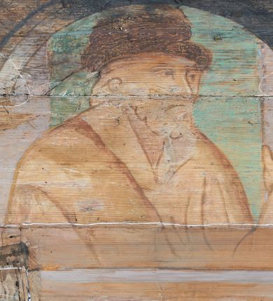 Zdjęcie nr 5: Prezbiterium. Strop pokryty dekoracją malarską imitującą kasetony wypełnione rozetami oraz umieszczonymi pomiędzy nimi krzyżami wypełnionymi liśćmi na ramionach i rozetami na skrzyżowaniu. Na ścianach bocznych prezbiterium, w arkadach podtrzymywanych przez kolumny popiersia apostołów oraz popiersia mężczyzn w strojach szlacheckich ukazane na tle zielonych obić (genealogia Chrystusa). Pod nimi fryz z łacińskimi napisami od dołu zdobiony girlandami z uskrzydlonymi główkami anielskimi oraz puklowanymi wazami. Na ścianach również herby: m.in. Łabędź, Jastrzębiec.  Nawa główna. Strop pokryty dekoracją malarską imitującą kasetony z rozetami. Na ścianach bocznych nawy głównej: na ścianie północnej cykl pasyjny w kwadratowych obramieniach z przedstawieniami: Modlitwa w Ogrojcu, Biczowanie Chrystusa, Chrystus Umęczony, Ecce Homo, Upadek pod krzyżem oraz słabo czytelny cykl maryjny z przedstawieniami: Zwiastowanie, Boże Narodzenie, Hołd Trzech Króli oraz Ucieczka do Egiptu i Rzeź niewiniątek, Jezus nauczający w świątyni. Na ścianie południowej nawy w arkadach umieszczono przedstawienia św. Wojciecha z wiosłem i św. Stanisława z Piotrowinem. Na balustradzie chóru muzycznego zachowały się częściowo trzy sceny ilustrujące przypowieść o bogaczu i Łazarzu oraz data: 1562. Kolorystyka pastelowa z przewagą zieleni, beżu i czerwieni z mocno zaznaczonymi konturami.