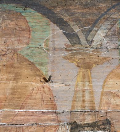 Zdjęcie nr 4: Prezbiterium. Strop pokryty dekoracją malarską imitującą kasetony wypełnione rozetami oraz umieszczonymi pomiędzy nimi krzyżami wypełnionymi liśćmi na ramionach i rozetami na skrzyżowaniu. Na ścianach bocznych prezbiterium, w arkadach podtrzymywanych przez kolumny popiersia apostołów oraz popiersia mężczyzn w strojach szlacheckich ukazane na tle zielonych obić (genealogia Chrystusa). Pod nimi fryz z łacińskimi napisami od dołu zdobiony girlandami z uskrzydlonymi główkami anielskimi oraz puklowanymi wazami. Na ścianach również herby: m.in. Łabędź, Jastrzębiec.  Nawa główna. Strop pokryty dekoracją malarską imitującą kasetony z rozetami. Na ścianach bocznych nawy głównej: na ścianie północnej cykl pasyjny w kwadratowych obramieniach z przedstawieniami: Modlitwa w Ogrojcu, Biczowanie Chrystusa, Chrystus Umęczony, Ecce Homo, Upadek pod krzyżem oraz słabo czytelny cykl maryjny z przedstawieniami: Zwiastowanie, Boże Narodzenie, Hołd Trzech Króli oraz Ucieczka do Egiptu i Rzeź niewiniątek, Jezus nauczający w świątyni. Na ścianie południowej nawy w arkadach umieszczono przedstawienia św. Wojciecha z wiosłem i św. Stanisława z Piotrowinem. Na balustradzie chóru muzycznego zachowały się częściowo trzy sceny ilustrujące przypowieść o bogaczu i Łazarzu oraz data: 1562. Kolorystyka pastelowa z przewagą zieleni, beżu i czerwieni z mocno zaznaczonymi konturami.