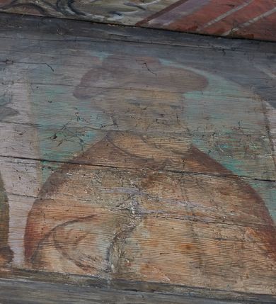 Zdjęcie nr 9: Prezbiterium. Strop pokryty dekoracją malarską imitującą kasetony wypełnione rozetami oraz umieszczonymi pomiędzy nimi krzyżami wypełnionymi liśćmi na ramionach i rozetami na skrzyżowaniu. Na ścianach bocznych prezbiterium, w arkadach podtrzymywanych przez kolumny popiersia apostołów oraz popiersia mężczyzn w strojach szlacheckich ukazane na tle zielonych obić (genealogia Chrystusa). Pod nimi fryz z łacińskimi napisami od dołu zdobiony girlandami z uskrzydlonymi główkami anielskimi oraz puklowanymi wazami. Na ścianach również herby: m.in. Łabędź, Jastrzębiec.  Nawa główna. Strop pokryty dekoracją malarską imitującą kasetony z rozetami. Na ścianach bocznych nawy głównej: na ścianie północnej cykl pasyjny w kwadratowych obramieniach z przedstawieniami: Modlitwa w Ogrojcu, Biczowanie Chrystusa, Chrystus Umęczony, Ecce Homo, Upadek pod krzyżem oraz słabo czytelny cykl maryjny z przedstawieniami: Zwiastowanie, Boże Narodzenie, Hołd Trzech Króli oraz Ucieczka do Egiptu i Rzeź niewiniątek, Jezus nauczający w świątyni. Na ścianie południowej nawy w arkadach umieszczono przedstawienia św. Wojciecha z wiosłem i św. Stanisława z Piotrowinem. Na balustradzie chóru muzycznego zachowały się częściowo trzy sceny ilustrujące przypowieść o bogaczu i Łazarzu oraz data: 1562. Kolorystyka pastelowa z przewagą zieleni, beżu i czerwieni z mocno zaznaczonymi konturami.