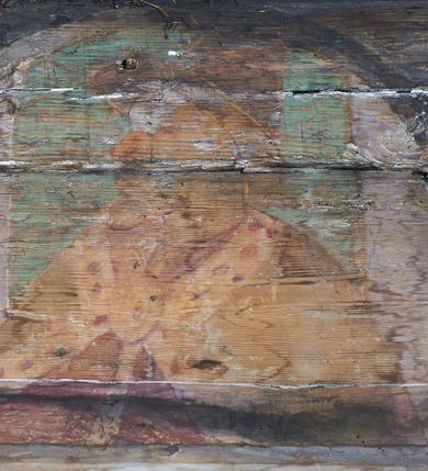 Zdjęcie nr 10: Prezbiterium. Strop pokryty dekoracją malarską imitującą kasetony wypełnione rozetami oraz umieszczonymi pomiędzy nimi krzyżami wypełnionymi liśćmi na ramionach i rozetami na skrzyżowaniu. Na ścianach bocznych prezbiterium, w arkadach podtrzymywanych przez kolumny popiersia apostołów oraz popiersia mężczyzn w strojach szlacheckich ukazane na tle zielonych obić (genealogia Chrystusa). Pod nimi fryz z łacińskimi napisami od dołu zdobiony girlandami z uskrzydlonymi główkami anielskimi oraz puklowanymi wazami. Na ścianach również herby: m.in. Łabędź, Jastrzębiec.  Nawa główna. Strop pokryty dekoracją malarską imitującą kasetony z rozetami. Na ścianach bocznych nawy głównej: na ścianie północnej cykl pasyjny w kwadratowych obramieniach z przedstawieniami: Modlitwa w Ogrojcu, Biczowanie Chrystusa, Chrystus Umęczony, Ecce Homo, Upadek pod krzyżem oraz słabo czytelny cykl maryjny z przedstawieniami: Zwiastowanie, Boże Narodzenie, Hołd Trzech Króli oraz Ucieczka do Egiptu i Rzeź niewiniątek, Jezus nauczający w świątyni. Na ścianie południowej nawy w arkadach umieszczono przedstawienia św. Wojciecha z wiosłem i św. Stanisława z Piotrowinem. Na balustradzie chóru muzycznego zachowały się częściowo trzy sceny ilustrujące przypowieść o bogaczu i Łazarzu oraz data: 1562. Kolorystyka pastelowa z przewagą zieleni, beżu i czerwieni z mocno zaznaczonymi konturami.