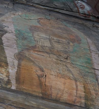 Zdjęcie nr 14: Prezbiterium. Strop pokryty dekoracją malarską imitującą kasetony wypełnione rozetami oraz umieszczonymi pomiędzy nimi krzyżami wypełnionymi liśćmi na ramionach i rozetami na skrzyżowaniu. Na ścianach bocznych prezbiterium, w arkadach podtrzymywanych przez kolumny popiersia apostołów oraz popiersia mężczyzn w strojach szlacheckich ukazane na tle zielonych obić (genealogia Chrystusa). Pod nimi fryz z łacińskimi napisami od dołu zdobiony girlandami z uskrzydlonymi główkami anielskimi oraz puklowanymi wazami. Na ścianach również herby: m.in. Łabędź, Jastrzębiec.  Nawa główna. Strop pokryty dekoracją malarską imitującą kasetony z rozetami. Na ścianach bocznych nawy głównej: na ścianie północnej cykl pasyjny w kwadratowych obramieniach z przedstawieniami: Modlitwa w Ogrojcu, Biczowanie Chrystusa, Chrystus Umęczony, Ecce Homo, Upadek pod krzyżem oraz słabo czytelny cykl maryjny z przedstawieniami: Zwiastowanie, Boże Narodzenie, Hołd Trzech Króli oraz Ucieczka do Egiptu i Rzeź niewiniątek, Jezus nauczający w świątyni. Na ścianie południowej nawy w arkadach umieszczono przedstawienia św. Wojciecha z wiosłem i św. Stanisława z Piotrowinem. Na balustradzie chóru muzycznego zachowały się częściowo trzy sceny ilustrujące przypowieść o bogaczu i Łazarzu oraz data: 1562. Kolorystyka pastelowa z przewagą zieleni, beżu i czerwieni z mocno zaznaczonymi konturami.