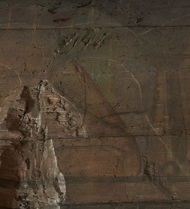 Zdjęcie nr 16: Prezbiterium. Strop pokryty dekoracją malarską imitującą kasetony wypełnione rozetami oraz umieszczonymi pomiędzy nimi krzyżami wypełnionymi liśćmi na ramionach i rozetami na skrzyżowaniu. Na ścianach bocznych prezbiterium, w arkadach podtrzymywanych przez kolumny popiersia apostołów oraz popiersia mężczyzn w strojach szlacheckich ukazane na tle zielonych obić (genealogia Chrystusa). Pod nimi fryz z łacińskimi napisami od dołu zdobiony girlandami z uskrzydlonymi główkami anielskimi oraz puklowanymi wazami. Na ścianach również herby: m.in. Łabędź, Jastrzębiec.  Nawa główna. Strop pokryty dekoracją malarską imitującą kasetony z rozetami. Na ścianach bocznych nawy głównej: na ścianie północnej cykl pasyjny w kwadratowych obramieniach z przedstawieniami: Modlitwa w Ogrojcu, Biczowanie Chrystusa, Chrystus Umęczony, Ecce Homo, Upadek pod krzyżem oraz słabo czytelny cykl maryjny z przedstawieniami: Zwiastowanie, Boże Narodzenie, Hołd Trzech Króli oraz Ucieczka do Egiptu i Rzeź niewiniątek, Jezus nauczający w świątyni. Na ścianie południowej nawy w arkadach umieszczono przedstawienia św. Wojciecha z wiosłem i św. Stanisława z Piotrowinem. Na balustradzie chóru muzycznego zachowały się częściowo trzy sceny ilustrujące przypowieść o bogaczu i Łazarzu oraz data: 1562. Kolorystyka pastelowa z przewagą zieleni, beżu i czerwieni z mocno zaznaczonymi konturami.