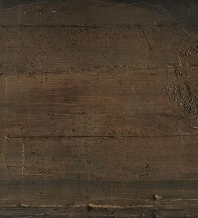 Zdjęcie nr 15: Prezbiterium. Strop pokryty dekoracją malarską imitującą kasetony wypełnione rozetami oraz umieszczonymi pomiędzy nimi krzyżami wypełnionymi liśćmi na ramionach i rozetami na skrzyżowaniu. Na ścianach bocznych prezbiterium, w arkadach podtrzymywanych przez kolumny popiersia apostołów oraz popiersia mężczyzn w strojach szlacheckich ukazane na tle zielonych obić (genealogia Chrystusa). Pod nimi fryz z łacińskimi napisami od dołu zdobiony girlandami z uskrzydlonymi główkami anielskimi oraz puklowanymi wazami. Na ścianach również herby: m.in. Łabędź, Jastrzębiec.  Nawa główna. Strop pokryty dekoracją malarską imitującą kasetony z rozetami. Na ścianach bocznych nawy głównej: na ścianie północnej cykl pasyjny w kwadratowych obramieniach z przedstawieniami: Modlitwa w Ogrojcu, Biczowanie Chrystusa, Chrystus Umęczony, Ecce Homo, Upadek pod krzyżem oraz słabo czytelny cykl maryjny z przedstawieniami: Zwiastowanie, Boże Narodzenie, Hołd Trzech Króli oraz Ucieczka do Egiptu i Rzeź niewiniątek, Jezus nauczający w świątyni. Na ścianie południowej nawy w arkadach umieszczono przedstawienia św. Wojciecha z wiosłem i św. Stanisława z Piotrowinem. Na balustradzie chóru muzycznego zachowały się częściowo trzy sceny ilustrujące przypowieść o bogaczu i Łazarzu oraz data: 1562. Kolorystyka pastelowa z przewagą zieleni, beżu i czerwieni z mocno zaznaczonymi konturami.