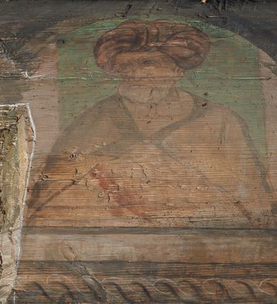 Zdjęcie nr 20: Prezbiterium. Strop pokryty dekoracją malarską imitującą kasetony wypełnione rozetami oraz umieszczonymi pomiędzy nimi krzyżami wypełnionymi liśćmi na ramionach i rozetami na skrzyżowaniu. Na ścianach bocznych prezbiterium, w arkadach podtrzymywanych przez kolumny popiersia apostołów oraz popiersia mężczyzn w strojach szlacheckich ukazane na tle zielonych obić (genealogia Chrystusa). Pod nimi fryz z łacińskimi napisami od dołu zdobiony girlandami z uskrzydlonymi główkami anielskimi oraz puklowanymi wazami. Na ścianach również herby: m.in. Łabędź, Jastrzębiec.  Nawa główna. Strop pokryty dekoracją malarską imitującą kasetony z rozetami. Na ścianach bocznych nawy głównej: na ścianie północnej cykl pasyjny w kwadratowych obramieniach z przedstawieniami: Modlitwa w Ogrojcu, Biczowanie Chrystusa, Chrystus Umęczony, Ecce Homo, Upadek pod krzyżem oraz słabo czytelny cykl maryjny z przedstawieniami: Zwiastowanie, Boże Narodzenie, Hołd Trzech Króli oraz Ucieczka do Egiptu i Rzeź niewiniątek, Jezus nauczający w świątyni. Na ścianie południowej nawy w arkadach umieszczono przedstawienia św. Wojciecha z wiosłem i św. Stanisława z Piotrowinem. Na balustradzie chóru muzycznego zachowały się częściowo trzy sceny ilustrujące przypowieść o bogaczu i Łazarzu oraz data: 1562. Kolorystyka pastelowa z przewagą zieleni, beżu i czerwieni z mocno zaznaczonymi konturami.