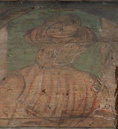 Zdjęcie nr 18: Prezbiterium. Strop pokryty dekoracją malarską imitującą kasetony wypełnione rozetami oraz umieszczonymi pomiędzy nimi krzyżami wypełnionymi liśćmi na ramionach i rozetami na skrzyżowaniu. Na ścianach bocznych prezbiterium, w arkadach podtrzymywanych przez kolumny popiersia apostołów oraz popiersia mężczyzn w strojach szlacheckich ukazane na tle zielonych obić (genealogia Chrystusa). Pod nimi fryz z łacińskimi napisami od dołu zdobiony girlandami z uskrzydlonymi główkami anielskimi oraz puklowanymi wazami. Na ścianach również herby: m.in. Łabędź, Jastrzębiec.  Nawa główna. Strop pokryty dekoracją malarską imitującą kasetony z rozetami. Na ścianach bocznych nawy głównej: na ścianie północnej cykl pasyjny w kwadratowych obramieniach z przedstawieniami: Modlitwa w Ogrojcu, Biczowanie Chrystusa, Chrystus Umęczony, Ecce Homo, Upadek pod krzyżem oraz słabo czytelny cykl maryjny z przedstawieniami: Zwiastowanie, Boże Narodzenie, Hołd Trzech Króli oraz Ucieczka do Egiptu i Rzeź niewiniątek, Jezus nauczający w świątyni. Na ścianie południowej nawy w arkadach umieszczono przedstawienia św. Wojciecha z wiosłem i św. Stanisława z Piotrowinem. Na balustradzie chóru muzycznego zachowały się częściowo trzy sceny ilustrujące przypowieść o bogaczu i Łazarzu oraz data: 1562. Kolorystyka pastelowa z przewagą zieleni, beżu i czerwieni z mocno zaznaczonymi konturami.