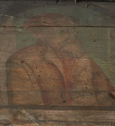 Zdjęcie nr 17: Prezbiterium. Strop pokryty dekoracją malarską imitującą kasetony wypełnione rozetami oraz umieszczonymi pomiędzy nimi krzyżami wypełnionymi liśćmi na ramionach i rozetami na skrzyżowaniu. Na ścianach bocznych prezbiterium, w arkadach podtrzymywanych przez kolumny popiersia apostołów oraz popiersia mężczyzn w strojach szlacheckich ukazane na tle zielonych obić (genealogia Chrystusa). Pod nimi fryz z łacińskimi napisami od dołu zdobiony girlandami z uskrzydlonymi główkami anielskimi oraz puklowanymi wazami. Na ścianach również herby: m.in. Łabędź, Jastrzębiec.  Nawa główna. Strop pokryty dekoracją malarską imitującą kasetony z rozetami. Na ścianach bocznych nawy głównej: na ścianie północnej cykl pasyjny w kwadratowych obramieniach z przedstawieniami: Modlitwa w Ogrojcu, Biczowanie Chrystusa, Chrystus Umęczony, Ecce Homo, Upadek pod krzyżem oraz słabo czytelny cykl maryjny z przedstawieniami: Zwiastowanie, Boże Narodzenie, Hołd Trzech Króli oraz Ucieczka do Egiptu i Rzeź niewiniątek, Jezus nauczający w świątyni. Na ścianie południowej nawy w arkadach umieszczono przedstawienia św. Wojciecha z wiosłem i św. Stanisława z Piotrowinem. Na balustradzie chóru muzycznego zachowały się częściowo trzy sceny ilustrujące przypowieść o bogaczu i Łazarzu oraz data: 1562. Kolorystyka pastelowa z przewagą zieleni, beżu i czerwieni z mocno zaznaczonymi konturami.