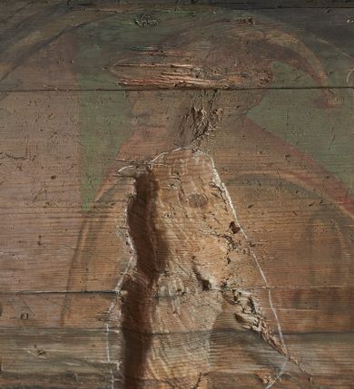 Zdjęcie nr 19: Prezbiterium. Strop pokryty dekoracją malarską imitującą kasetony wypełnione rozetami oraz umieszczonymi pomiędzy nimi krzyżami wypełnionymi liśćmi na ramionach i rozetami na skrzyżowaniu. Na ścianach bocznych prezbiterium, w arkadach podtrzymywanych przez kolumny popiersia apostołów oraz popiersia mężczyzn w strojach szlacheckich ukazane na tle zielonych obić (genealogia Chrystusa). Pod nimi fryz z łacińskimi napisami od dołu zdobiony girlandami z uskrzydlonymi główkami anielskimi oraz puklowanymi wazami. Na ścianach również herby: m.in. Łabędź, Jastrzębiec.  Nawa główna. Strop pokryty dekoracją malarską imitującą kasetony z rozetami. Na ścianach bocznych nawy głównej: na ścianie północnej cykl pasyjny w kwadratowych obramieniach z przedstawieniami: Modlitwa w Ogrojcu, Biczowanie Chrystusa, Chrystus Umęczony, Ecce Homo, Upadek pod krzyżem oraz słabo czytelny cykl maryjny z przedstawieniami: Zwiastowanie, Boże Narodzenie, Hołd Trzech Króli oraz Ucieczka do Egiptu i Rzeź niewiniątek, Jezus nauczający w świątyni. Na ścianie południowej nawy w arkadach umieszczono przedstawienia św. Wojciecha z wiosłem i św. Stanisława z Piotrowinem. Na balustradzie chóru muzycznego zachowały się częściowo trzy sceny ilustrujące przypowieść o bogaczu i Łazarzu oraz data: 1562. Kolorystyka pastelowa z przewagą zieleni, beżu i czerwieni z mocno zaznaczonymi konturami.