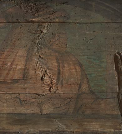 Zdjęcie nr 12: Prezbiterium. Strop pokryty dekoracją malarską imitującą kasetony wypełnione rozetami oraz umieszczonymi pomiędzy nimi krzyżami wypełnionymi liśćmi na ramionach i rozetami na skrzyżowaniu. Na ścianach bocznych prezbiterium, w arkadach podtrzymywanych przez kolumny popiersia apostołów oraz popiersia mężczyzn w strojach szlacheckich ukazane na tle zielonych obić (genealogia Chrystusa). Pod nimi fryz z łacińskimi napisami od dołu zdobiony girlandami z uskrzydlonymi główkami anielskimi oraz puklowanymi wazami. Na ścianach również herby: m.in. Łabędź, Jastrzębiec.  Nawa główna. Strop pokryty dekoracją malarską imitującą kasetony z rozetami. Na ścianach bocznych nawy głównej: na ścianie północnej cykl pasyjny w kwadratowych obramieniach z przedstawieniami: Modlitwa w Ogrojcu, Biczowanie Chrystusa, Chrystus Umęczony, Ecce Homo, Upadek pod krzyżem oraz słabo czytelny cykl maryjny z przedstawieniami: Zwiastowanie, Boże Narodzenie, Hołd Trzech Króli oraz Ucieczka do Egiptu i Rzeź niewiniątek, Jezus nauczający w świątyni. Na ścianie południowej nawy w arkadach umieszczono przedstawienia św. Wojciecha z wiosłem i św. Stanisława z Piotrowinem. Na balustradzie chóru muzycznego zachowały się częściowo trzy sceny ilustrujące przypowieść o bogaczu i Łazarzu oraz data: 1562. Kolorystyka pastelowa z przewagą zieleni, beżu i czerwieni z mocno zaznaczonymi konturami.