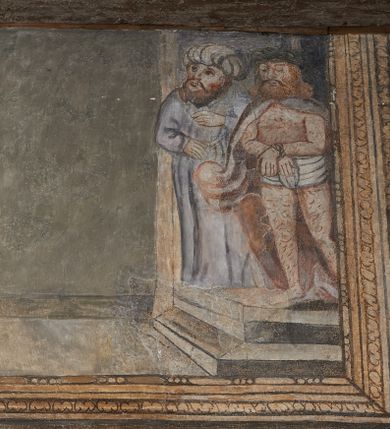 Zdjęcie nr 23: Prezbiterium. Strop pokryty dekoracją malarską imitującą kasetony wypełnione rozetami oraz umieszczonymi pomiędzy nimi krzyżami wypełnionymi liśćmi na ramionach i rozetami na skrzyżowaniu. Na ścianach bocznych prezbiterium, w arkadach podtrzymywanych przez kolumny popiersia apostołów oraz popiersia mężczyzn w strojach szlacheckich ukazane na tle zielonych obić (genealogia Chrystusa). Pod nimi fryz z łacińskimi napisami od dołu zdobiony girlandami z uskrzydlonymi główkami anielskimi oraz puklowanymi wazami. Na ścianach również herby: m.in. Łabędź, Jastrzębiec.  Nawa główna. Strop pokryty dekoracją malarską imitującą kasetony z rozetami. Na ścianach bocznych nawy głównej: na ścianie północnej cykl pasyjny w kwadratowych obramieniach z przedstawieniami: Modlitwa w Ogrojcu, Biczowanie Chrystusa, Chrystus Umęczony, Ecce Homo, Upadek pod krzyżem oraz słabo czytelny cykl maryjny z przedstawieniami: Zwiastowanie, Boże Narodzenie, Hołd Trzech Króli oraz Ucieczka do Egiptu i Rzeź niewiniątek, Jezus nauczający w świątyni. Na ścianie południowej nawy w arkadach umieszczono przedstawienia św. Wojciecha z wiosłem i św. Stanisława z Piotrowinem. Na balustradzie chóru muzycznego zachowały się częściowo trzy sceny ilustrujące przypowieść o bogaczu i Łazarzu oraz data: 1562. Kolorystyka pastelowa z przewagą zieleni, beżu i czerwieni z mocno zaznaczonymi konturami.