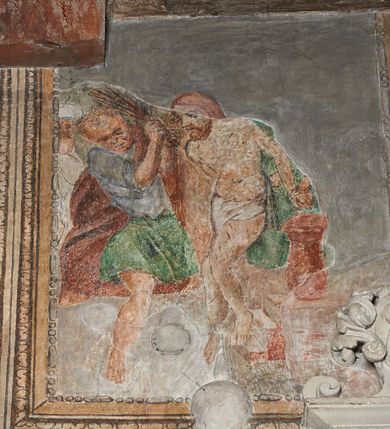 Zdjęcie nr 22: Prezbiterium. Strop pokryty dekoracją malarską imitującą kasetony wypełnione rozetami oraz umieszczonymi pomiędzy nimi krzyżami wypełnionymi liśćmi na ramionach i rozetami na skrzyżowaniu. Na ścianach bocznych prezbiterium, w arkadach podtrzymywanych przez kolumny popiersia apostołów oraz popiersia mężczyzn w strojach szlacheckich ukazane na tle zielonych obić (genealogia Chrystusa). Pod nimi fryz z łacińskimi napisami od dołu zdobiony girlandami z uskrzydlonymi główkami anielskimi oraz puklowanymi wazami. Na ścianach również herby: m.in. Łabędź, Jastrzębiec.  Nawa główna. Strop pokryty dekoracją malarską imitującą kasetony z rozetami. Na ścianach bocznych nawy głównej: na ścianie północnej cykl pasyjny w kwadratowych obramieniach z przedstawieniami: Modlitwa w Ogrojcu, Biczowanie Chrystusa, Chrystus Umęczony, Ecce Homo, Upadek pod krzyżem oraz słabo czytelny cykl maryjny z przedstawieniami: Zwiastowanie, Boże Narodzenie, Hołd Trzech Króli oraz Ucieczka do Egiptu i Rzeź niewiniątek, Jezus nauczający w świątyni. Na ścianie południowej nawy w arkadach umieszczono przedstawienia św. Wojciecha z wiosłem i św. Stanisława z Piotrowinem. Na balustradzie chóru muzycznego zachowały się częściowo trzy sceny ilustrujące przypowieść o bogaczu i Łazarzu oraz data: 1562. Kolorystyka pastelowa z przewagą zieleni, beżu i czerwieni z mocno zaznaczonymi konturami.