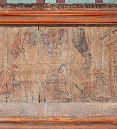 Zdjęcie nr 30: Prezbiterium. Strop pokryty dekoracją malarską imitującą kasetony wypełnione rozetami oraz umieszczonymi pomiędzy nimi krzyżami wypełnionymi liśćmi na ramionach i rozetami na skrzyżowaniu. Na ścianach bocznych prezbiterium, w arkadach podtrzymywanych przez kolumny popiersia apostołów oraz popiersia mężczyzn w strojach szlacheckich ukazane na tle zielonych obić (genealogia Chrystusa). Pod nimi fryz z łacińskimi napisami od dołu zdobiony girlandami z uskrzydlonymi główkami anielskimi oraz puklowanymi wazami. Na ścianach również herby: m.in. Łabędź, Jastrzębiec.  Nawa główna. Strop pokryty dekoracją malarską imitującą kasetony z rozetami. Na ścianach bocznych nawy głównej: na ścianie północnej cykl pasyjny w kwadratowych obramieniach z przedstawieniami: Modlitwa w Ogrojcu, Biczowanie Chrystusa, Chrystus Umęczony, Ecce Homo, Upadek pod krzyżem oraz słabo czytelny cykl maryjny z przedstawieniami: Zwiastowanie, Boże Narodzenie, Hołd Trzech Króli oraz Ucieczka do Egiptu i Rzeź niewiniątek, Jezus nauczający w świątyni. Na ścianie południowej nawy w arkadach umieszczono przedstawienia św. Wojciecha z wiosłem i św. Stanisława z Piotrowinem. Na balustradzie chóru muzycznego zachowały się częściowo trzy sceny ilustrujące przypowieść o bogaczu i Łazarzu oraz data: 1562. Kolorystyka pastelowa z przewagą zieleni, beżu i czerwieni z mocno zaznaczonymi konturami.