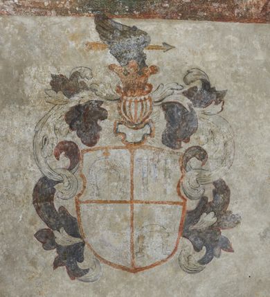 Zdjęcie nr 20: Strukturę architektoniczną kaplicy, wzniesionej na rzucie kwadratu ze ściętymi od północy narożami i sklepionej krzyżowo z lunetami spływającymi na wsporniki w kształcie kapiteli jońskich, podkreśla ornament złożony z motywów roślinnych. Szwy sklepienne pokrywa wić z liści i owoców wawrzynu miejscami przewiązana skrzyżowaną wstęgą. Pola sklepienia wypełniają medaliony z przedstawieniami czterech ewangelistów w ramach zdobionych ornamentem okuciowym, dzbany z kwiatami lilii, z uszami o motywach antropomorficznych oraz wici roślinne m. in. z motywami kwiatów lilii, falującymi wstęgami, zwisami z owoców oraz z tkaninami. Na ścianach sceny: Św. Stanisław wskrzeszający Piotrowina, Św. Wojciech, Przemienienie Pańskie na górze Tabor oraz kartusze herbowe. Kolorystyka pastelowa z przewagą zieleni, czerwieni i beżu.