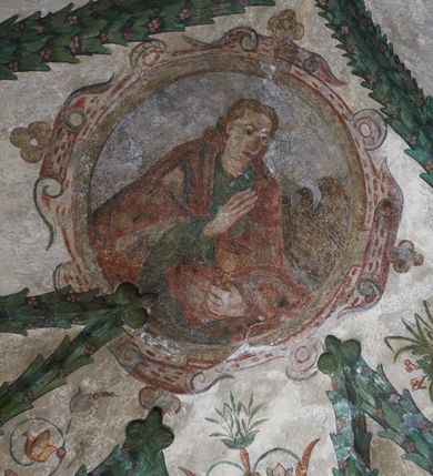 Zdjęcie nr 29: Strukturę architektoniczną kaplicy, wzniesionej na rzucie kwadratu ze ściętymi od północy narożami i sklepionej krzyżowo z lunetami spływającymi na wsporniki w kształcie kapiteli jońskich, podkreśla ornament złożony z motywów roślinnych. Szwy sklepienne pokrywa wić z liści i owoców wawrzynu miejscami przewiązana skrzyżowaną wstęgą. Pola sklepienia wypełniają medaliony z przedstawieniami czterech ewangelistów w ramach zdobionych ornamentem okuciowym, dzbany z kwiatami lilii, z uszami o motywach antropomorficznych oraz wici roślinne m. in. z motywami kwiatów lilii, falującymi wstęgami, zwisami z owoców oraz z tkaninami. Na ścianach sceny: Św. Stanisław wskrzeszający Piotrowina, Św. Wojciech, Przemienienie Pańskie na górze Tabor oraz kartusze herbowe. Kolorystyka pastelowa z przewagą zieleni, czerwieni i beżu.