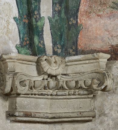 Zdjęcie nr 7: Strukturę architektoniczną kaplicy, wzniesionej na rzucie kwadratu ze ściętymi od północy narożami i sklepionej krzyżowo z lunetami spływającymi na wsporniki w kształcie kapiteli jońskich, podkreśla ornament złożony z motywów roślinnych. Szwy sklepienne pokrywa wić z liści i owoców wawrzynu miejscami przewiązana skrzyżowaną wstęgą. Pola sklepienia wypełniają medaliony z przedstawieniami czterech ewangelistów w ramach zdobionych ornamentem okuciowym, dzbany z kwiatami lilii, z uszami o motywach antropomorficznych oraz wici roślinne m. in. z motywami kwiatów lilii, falującymi wstęgami, zwisami z owoców oraz z tkaninami. Na ścianach sceny: Św. Stanisław wskrzeszający Piotrowina, Św. Wojciech, Przemienienie Pańskie na górze Tabor oraz kartusze herbowe. Kolorystyka pastelowa z przewagą zieleni, czerwieni i beżu.