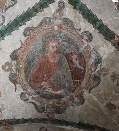 Zdjęcie nr 30: Strukturę architektoniczną kaplicy, wzniesionej na rzucie kwadratu ze ściętymi od północy narożami i sklepionej krzyżowo z lunetami spływającymi na wsporniki w kształcie kapiteli jońskich, podkreśla ornament złożony z motywów roślinnych. Szwy sklepienne pokrywa wić z liści i owoców wawrzynu miejscami przewiązana skrzyżowaną wstęgą. Pola sklepienia wypełniają medaliony z przedstawieniami czterech ewangelistów w ramach zdobionych ornamentem okuciowym, dzbany z kwiatami lilii, z uszami o motywach antropomorficznych oraz wici roślinne m. in. z motywami kwiatów lilii, falującymi wstęgami, zwisami z owoców oraz z tkaninami. Na ścianach sceny: Św. Stanisław wskrzeszający Piotrowina, Św. Wojciech, Przemienienie Pańskie na górze Tabor oraz kartusze herbowe. Kolorystyka pastelowa z przewagą zieleni, czerwieni i beżu.