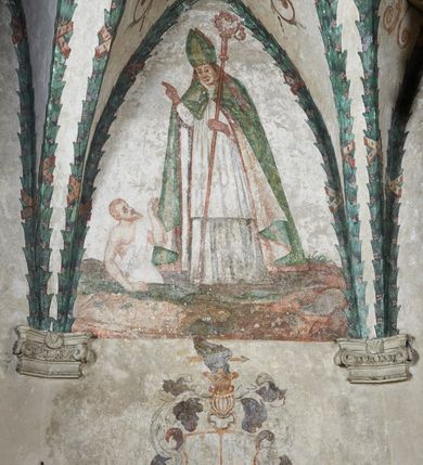 Zdjęcie nr 19: Strukturę architektoniczną kaplicy, wzniesionej na rzucie kwadratu ze ściętymi od północy narożami i sklepionej krzyżowo z lunetami spływającymi na wsporniki w kształcie kapiteli jońskich, podkreśla ornament złożony z motywów roślinnych. Szwy sklepienne pokrywa wić z liści i owoców wawrzynu miejscami przewiązana skrzyżowaną wstęgą. Pola sklepienia wypełniają medaliony z przedstawieniami czterech ewangelistów w ramach zdobionych ornamentem okuciowym, dzbany z kwiatami lilii, z uszami o motywach antropomorficznych oraz wici roślinne m. in. z motywami kwiatów lilii, falującymi wstęgami, zwisami z owoców oraz z tkaninami. Na ścianach sceny: Św. Stanisław wskrzeszający Piotrowina, Św. Wojciech, Przemienienie Pańskie na górze Tabor oraz kartusze herbowe. Kolorystyka pastelowa z przewagą zieleni, czerwieni i beżu.