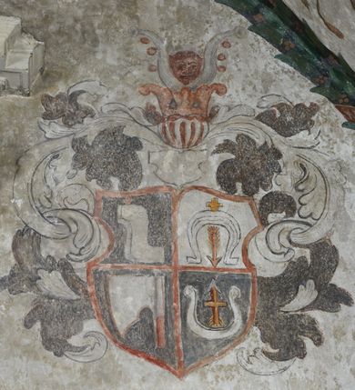 Zdjęcie nr 25: Strukturę architektoniczną kaplicy, wzniesionej na rzucie kwadratu ze ściętymi od północy narożami i sklepionej krzyżowo z lunetami spływającymi na wsporniki w kształcie kapiteli jońskich, podkreśla ornament złożony z motywów roślinnych. Szwy sklepienne pokrywa wić z liści i owoców wawrzynu miejscami przewiązana skrzyżowaną wstęgą. Pola sklepienia wypełniają medaliony z przedstawieniami czterech ewangelistów w ramach zdobionych ornamentem okuciowym, dzbany z kwiatami lilii, z uszami o motywach antropomorficznych oraz wici roślinne m. in. z motywami kwiatów lilii, falującymi wstęgami, zwisami z owoców oraz z tkaninami. Na ścianach sceny: Św. Stanisław wskrzeszający Piotrowina, Św. Wojciech, Przemienienie Pańskie na górze Tabor oraz kartusze herbowe. Kolorystyka pastelowa z przewagą zieleni, czerwieni i beżu.