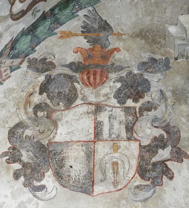 Zdjęcie nr 23: Strukturę architektoniczną kaplicy, wzniesionej na rzucie kwadratu ze ściętymi od północy narożami i sklepionej krzyżowo z lunetami spływającymi na wsporniki w kształcie kapiteli jońskich, podkreśla ornament złożony z motywów roślinnych. Szwy sklepienne pokrywa wić z liści i owoców wawrzynu miejscami przewiązana skrzyżowaną wstęgą. Pola sklepienia wypełniają medaliony z przedstawieniami czterech ewangelistów w ramach zdobionych ornamentem okuciowym, dzbany z kwiatami lilii, z uszami o motywach antropomorficznych oraz wici roślinne m. in. z motywami kwiatów lilii, falującymi wstęgami, zwisami z owoców oraz z tkaninami. Na ścianach sceny: Św. Stanisław wskrzeszający Piotrowina, Św. Wojciech, Przemienienie Pańskie na górze Tabor oraz kartusze herbowe. Kolorystyka pastelowa z przewagą zieleni, czerwieni i beżu.