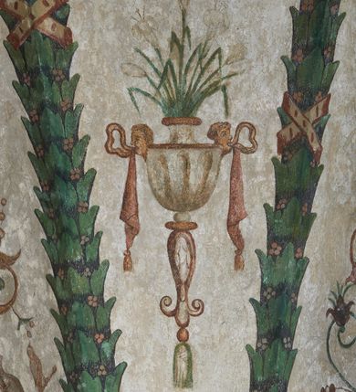 Zdjęcie nr 33: Strukturę architektoniczną kaplicy, wzniesionej na rzucie kwadratu ze ściętymi od północy narożami i sklepionej krzyżowo z lunetami spływającymi na wsporniki w kształcie kapiteli jońskich, podkreśla ornament złożony z motywów roślinnych. Szwy sklepienne pokrywa wić z liści i owoców wawrzynu miejscami przewiązana skrzyżowaną wstęgą. Pola sklepienia wypełniają medaliony z przedstawieniami czterech ewangelistów w ramach zdobionych ornamentem okuciowym, dzbany z kwiatami lilii, z uszami o motywach antropomorficznych oraz wici roślinne m. in. z motywami kwiatów lilii, falującymi wstęgami, zwisami z owoców oraz z tkaninami. Na ścianach sceny: Św. Stanisław wskrzeszający Piotrowina, Św. Wojciech, Przemienienie Pańskie na górze Tabor oraz kartusze herbowe. Kolorystyka pastelowa z przewagą zieleni, czerwieni i beżu.