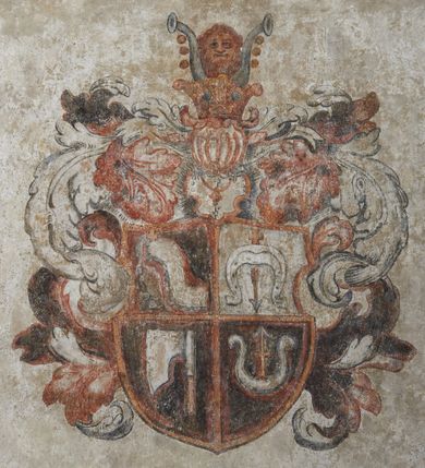 Zdjęcie nr 17: Strukturę architektoniczną kaplicy, wzniesionej na rzucie kwadratu ze ściętymi od północy narożami i sklepionej krzyżowo z lunetami spływającymi na wsporniki w kształcie kapiteli jońskich, podkreśla ornament złożony z motywów roślinnych. Szwy sklepienne pokrywa wić z liści i owoców wawrzynu miejscami przewiązana skrzyżowaną wstęgą. Pola sklepienia wypełniają medaliony z przedstawieniami czterech ewangelistów w ramach zdobionych ornamentem okuciowym, dzbany z kwiatami lilii, z uszami o motywach antropomorficznych oraz wici roślinne m. in. z motywami kwiatów lilii, falującymi wstęgami, zwisami z owoców oraz z tkaninami. Na ścianach sceny: Św. Stanisław wskrzeszający Piotrowina, Św. Wojciech, Przemienienie Pańskie na górze Tabor oraz kartusze herbowe. Kolorystyka pastelowa z przewagą zieleni, czerwieni i beżu.