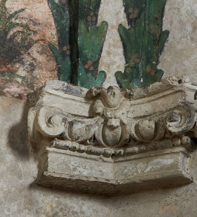 Zdjęcie nr 14: Strukturę architektoniczną kaplicy, wzniesionej na rzucie kwadratu ze ściętymi od północy narożami i sklepionej krzyżowo z lunetami spływającymi na wsporniki w kształcie kapiteli jońskich, podkreśla ornament złożony z motywów roślinnych. Szwy sklepienne pokrywa wić z liści i owoców wawrzynu miejscami przewiązana skrzyżowaną wstęgą. Pola sklepienia wypełniają medaliony z przedstawieniami czterech ewangelistów w ramach zdobionych ornamentem okuciowym, dzbany z kwiatami lilii, z uszami o motywach antropomorficznych oraz wici roślinne m. in. z motywami kwiatów lilii, falującymi wstęgami, zwisami z owoców oraz z tkaninami. Na ścianach sceny: Św. Stanisław wskrzeszający Piotrowina, Św. Wojciech, Przemienienie Pańskie na górze Tabor oraz kartusze herbowe. Kolorystyka pastelowa z przewagą zieleni, czerwieni i beżu.