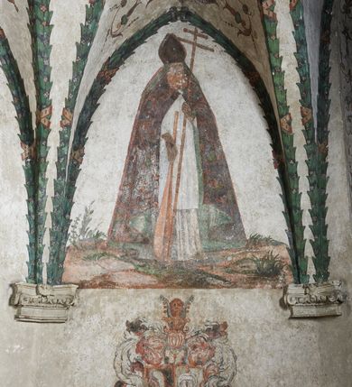 Zdjęcie nr 15: Strukturę architektoniczną kaplicy, wzniesionej na rzucie kwadratu ze ściętymi od północy narożami i sklepionej krzyżowo z lunetami spływającymi na wsporniki w kształcie kapiteli jońskich, podkreśla ornament złożony z motywów roślinnych. Szwy sklepienne pokrywa wić z liści i owoców wawrzynu miejscami przewiązana skrzyżowaną wstęgą. Pola sklepienia wypełniają medaliony z przedstawieniami czterech ewangelistów w ramach zdobionych ornamentem okuciowym, dzbany z kwiatami lilii, z uszami o motywach antropomorficznych oraz wici roślinne m. in. z motywami kwiatów lilii, falującymi wstęgami, zwisami z owoców oraz z tkaninami. Na ścianach sceny: Św. Stanisław wskrzeszający Piotrowina, Św. Wojciech, Przemienienie Pańskie na górze Tabor oraz kartusze herbowe. Kolorystyka pastelowa z przewagą zieleni, czerwieni i beżu.